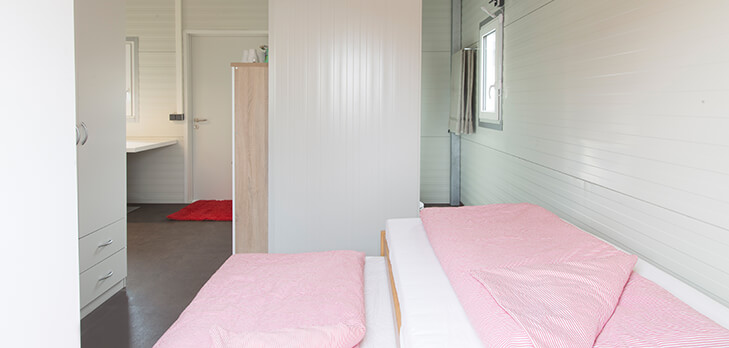 Blick vom Bett in den Wohncontainer